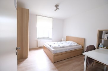 HELMSANGE, 11, rue du Soleil, chambre meublée de 13 m2 au rez-de-chaussée comprenant : lit, bureau avec chaise, placard, table de nuit, luminaires, cuisine équipée avec frigo indépendant, WC, salle de douche, machine à laver, sèche-linge. Prix : 710 euros + 190 euros de charges forfaitaires. Internet, électricité compris dans les charges. Contrat de bail d'un an minimum. Deux mois de caution, un mois de frais d'agence 50% à charge du bailleur, 50% à charge du locataire. Contact et visites : Arianna GHITTINO téléphone : 691 205 573 Email : arianna@parkagence.lu