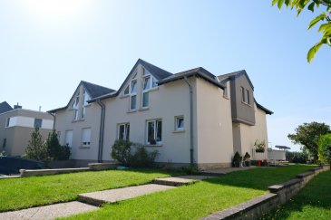 STRASSEN, 33, rue Schafsstrachen, quartier très calme, belle maison jumelée entièrement repeinte à neuf, de 170 m2 avec passage latérale et comprenant : hall d'entrée avec placards, WC séparé, débarras, living avec feu ouvert, sortie terrasse et jardin, une chambre à coucher ou bureau, cuisine équipée séparée, premier étage : hall de distribution, salle de bains, WC, salle de douche, 3 chambres à coucher, un balcon, sous-sol: un garage fermé, chaudière au gaz, buanderie, deux caves, grand jardin, terrasse, libre le 15 janvier 2026. Contrat de bail de trois ans minimum. Pas de co-location
Frais d'agence : une mois de loyer + TVA, 50 % à charge du locataire, 50% à charge du bailleur. 
Contact et visites : Rosalba MAITRE téléphone : 691 550 189
Email : rosalba@parkagence.lu & Arianna GHITTINO, téléphone : 691 205 573, email : arianna@parkagence.lu