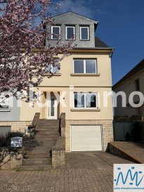 ''active relocation luxembourg'' vous propose une superbe maison libre 3 côtés, en parfait état.
A Sandweiler, idéalement située dans une rue résidentielle et calme mais néanmoins proche du centre de Sandweiler et de ses commerces et restaurants.
Arrêt de bus à 425m 

Ce joli bien offre une surface habitable d'environ 160m² et comprenant :
- Au rez-de-chaussée : hall d'entrée, un WC séparé, un living (31m²) avec accès vers la terrasse 20m² et jardin et une cuisine (12.6m² semi-ouverte sur le living).
- Au 1er étage : 3 chambres de (17,2m² / 14,1m² / 10,3m²) et une salle de bains avec baignoire et WC (+/-6m²).
- Au 2ème étage: une 4ème chambre (17m²) avec un petit dressing/stockage et sa salle de bains attenante (6,1m²) et puis une 5ème chambre ou salle multifontion avec sa petite mezzanine accessible par une échelle.  
- Au sous-sol -1: un hall,un garage (21m²) pour une voiture, un local technique/chaufferie et stockage (10,8m²), une buanderie, une cave (13,7m²) et un accès vers le jardin. 
Extérieur:  2 à 3 emplacments devant la maison, beau petit jardin aménagé.

Loyer mensuel : 3.500,-€
Garantie locative : 7.000.-€
Part commission d'agence à charge du locataire : 1.750,-€ + TVA 17% = 2.047.50,-€
Disponibilité : immédiatement
Durée de location: minimum 2 ans
Colocation non autorisée, Ni crèche

Si vous pensez vendre ou louer votre bien, 