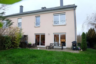 STRASSEN, belle maison très spacieuse et lumineuse entièrement repeinte à neuf,  sise dans une rue sans issue (rue SCHAFSSTRACHEN), de 200 m2 et comprenant : grand hall d'entrée, vestiaire, WC séparé, grand living avec cheminée, accès terrasse et jardin, une salle à manger, cuisine équipée séparée, premier étage : hall de distribution, chambre parentale avec dressing, salle de douche en suite, deux grandes  chambres à coucher, un WC séparé, salle de bains avec douche et baignoire, double lavabo, un grenier, sous sol : garage pour deux voitures, buanderie, chaufferie, grande cave, cave à vin, extérieur : terrasse et jardin, libre de suite, bail de 2 ans minimum.
Visites et contact : Rosalba MAITRE téléphone  691 550 189