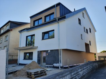 DUPLEX NEUF AVEC 3 CHAMBRES EN VENTE

Bel duplex de haut standing, d’environ 140m2 habitables, situé au 2' et 3' étage d’une résidence avec 4 unités, se compose d’un hall d’entrée, living (42.11m2) avec cuisine ouverte, un balcon de 6.20m, trois ou chambres à coucher, une salle de douche / bain et une cave.

Caractéristiques: Fenêtres triple vitrage, volets électriques, VMC double-flux, carrelages et/ou parquet, sanitaire et autres finitions sont au choix du client

Transport publics : Arrêt de bus à moins d’1min,
Accès autoroute A3 / A13 à moins de 3km,
Disponibilité : 10/2020
Garage Box (longeur de 8m)

Les prix annoncés comprennent la TVA 3%.

Pour toutes autres informations, n’hésitez pas à nous contacter !
E-Mail : info@fn-promotion.lu
GSM : +352 621 139 988

------

DUPLEX MIT 3 SCHLAFZIMMERN

Schöne Wohnung mit einer Wohnfläche von ca. 140m2, im 2. und 3. Stockwerk einer Residenz mit 4 Einheiten, bestehend aus einer Eingangshalle, einem Wohnzimmer (+/-42.11m2) mit offener  Küche und Zugang zu einem Balkon von 6.20m2, drei Schlafzimmer, einem Badezimmer, separates Gäste-WC sowie auch ein Keller.

Charakteristiken: Dreifachverglasung, elektrische Rollläden, mechanische Ventilation (VMC double-flux), Fliesen und / oder Parkett, Sanitär und andere Finitionen sind nach Wahl des Kunden!


Öffentliche Verkehrsmittel: Busstation weniger als 1 Minute entfernt.
Autobahnanschluss A3/A13: weniger als 3km
Verfügbarkeit: 10/2020
Geschlossene Garage (Box) - mit einer Länge von 8m. 
Es steht auch eine geschlossene Garage für einen Aufpreis zur Verfügung.

Die Preise sind inklusive 3% TVA angegeben.

Für weitere Fragen oder Informationen zögern Sie bitte nicht uns zu kontaktieren!
E-Mail: info@fn-promotion.lu
Mobil: +352 621 139 988