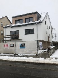 DUPLEX NEUF AVEC 3 CHAMBRES EN VENTE

Bel duplex de haut standing, d’environ 140m2 habitables, situé au 2' et 3' étage d’une résidence avec 4 unités, se compose d’un hall d’entrée, living (42.11m2) avec cuisine ouverte, un balcon de 6.20m, trois ou chambres à coucher, une salle de douche / bain et une cave.

Caractéristiques: Fenêtres triple vitrage, volets électriques, VMC double-flux, carrelages et/ou parquet, sanitaire et autres finitions sont au choix du client

Transport publics : Arrêt de bus à moins d’1min,
Accès autoroute A3 / A13 à moins de 3km,
Disponibilité : 07/2020
2 emplacements de parking extérieur à partir de 37'500€

Les prix annoncés comprennent la TVA 3%.

Pour toutes autres informations, n’hésitez pas à nous contacter !
E-Mail : info@fn-promotion.lu
GSM : +352 621 139 988

------

DUPLEX MIT 3 SCHLAFZIMMERN

Schöne Wohnung mit einer Wohnfläche von ca. 140m2, im 2. und 3. Stockwerk einer Residenz mit 4 Einheiten, bestehend aus einer Eingangshalle, einem Wohnzimmer (+/-42.11m2) mit offener  Küche und Zugang zu einem Balkon von 6.20m2, drei Schlafzimmer, einem Badezimmer, separates Gäste-WC sowie auch ein Keller.

Charakteristiken: Dreifachverglasung, elektrische Rollläden, mechanische Ventilation (VMC double-flux), Fliesen und / oder Parkett, Sanitär und andere Finitionen sind nach Wahl des Kunden!


Öffentliche Verkehrsmittel: Busstation weniger als 1 Minute entfernt.
Autobahnanschluss A3/A13: weniger als 3km
Verfügbarkeit: 07/2020
Ein doppelter Stellplatz außen ab 37‘500 €. 
Es steht auch eine geschlossene Garage für einen Aufpreis zur Verfügung.

Die Preise sind inklusive 3% TVA angegeben.

Für weitere Fragen oder Informationen zögern Sie bitte nicht uns zu kontaktieren!
E-Mail: info@fn-promotion.lu
Mobil: +352 621 139 988