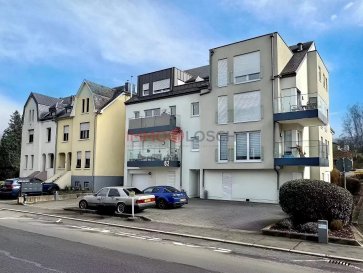 Voici une version plus fluide, plus narrative et moins «â€¯motsâ€‘clésâ€¯», tout en gardant un ton professionnel adapté aux portails immobiliers :

Immo Losch vous présente ce bel appartement de deux chambres situé au 2áµ‰ étage d’une résidence moderne avec ascenseur, construite en 2017, au cœur de Lintgen. Avec une surface habitable de 87,77 m², ce logement en excellent état séduit par sa luminosité, son atmosphère chaleureuse et son agencement pensé pour un confort quotidien.

Un cadre de vie agréable et fonctionnel  
Dès l’entrée, un hall accueillant mène vers un séjour baigné de lumière, ouvert sur une cuisine moderne et conviviale. L’espace de vie s’étend naturellement vers un balcon orienté Ouest, parfait pour profiter du soleil en fin de journée.  
L’appartement dispose également de deux chambres confortables, d’une salle de douche contemporaine, d’un WC séparé et d'un débarras. Une cave privative ainsi que deux emplacements de parking intérieurs complètent ce bien, un véritable atout dans la région.

Confort et finitions  
Les matériaux ont été choisis avec soin, mêlant parquet et carrelage de qualité. Le bâtiment bénéficie d’une bonne performance énergétique (classe AB), garantissant un confort optimal et une consommation maîtrisée. L’appartement est prêt à accueillir ses nouveaux occupants sans travaux à prévoir.

Une situation recherchée  
Lintgen offre un cadre de vie paisible tout en restant très bien connecté :  
- Luxembourgâ€‘Ville est facilement accessible  
- Mersch se trouve à quelques minutes  
- La gare est proche  
- Les axes autoroutiers sont rapidement atteignables  

Un emplacement idéal pour les personnes travaillant au centre du pays, tout en souhaitant profiter d’un environnement résidentiel agréable.

Cet appartement conviendra parfaitement à un couple, une petite famille ou à un investisseur à la recherche d’un bien de qualité et sans souci.

Contactez Immo Losch pour organiser une visite.

 ---------- 
Hier ist eine flüssigere Version, die mehr erzählt und weniger 