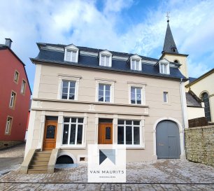 Située à Stadtbredimus, ce rez commercial d'un bâtiment historique restauré de trois unités et d'une surface de ± 57 m² et se compose comme suit :

Au rez-de-chaussée, une réception de ± 14 m² dessert un local commercial de ± 31 m², une kitchenette de ± 6 m², une salle de douche de ± 4 m² et un emplacement de parking exterieur de ± 14 m².

Le sous-sol comprend une cave avec accès privatif de ± 9 m².

Très beau à visiter.

Détails complémentaires :
- Commerce entièrement rénové ;
- Chauffage au pellets par radiateurs ;
- Châssis en bois, triple vitrage ;
- Panneaux solaires ;
- Carrelage et plancher au sol ;
- Peinture aux murs.

Agent responsable :
Juha Ahonen
Tél. : +352 661 249 476
E-mail : juha@vanmaurits.lu