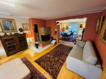 Située à Frisange, au 21, op der Gell (L-5754), cette maison jumelée libre de trois côtés bénéficie d'un environnement résidentiel très calme, accessible uniquement aux riverains.

Construite en 1994 sur un terrain de 6,46 ares, la maison a fait l'objet d'une rénovation complète en 2016?2017 et se présente aujourd'hui en excellent état, sans travaux à prévoir.

 Surface et agencement
La maison développe une surface habitable d'environ 300 m², répartie comme suit :

Sous-sol entièrement aménagé
Double garage pour deux grandes voitures
Cave à vin
Buanderie
Local technique
Cave
Accès direct au jardin

Rez-de-chaussée
Spacieux séjour / salle à manger
Grande cuisine ouverte entièrement équipée (2018)
WC séparé
Hall d'entrée (nouvelle porte 2017)
Bureau pouvant faire office de chambre

Premier étage
Trois grandes chambres à coucher (env. 22m² chacune)
Grande salle de bain d'environ 18 m² avec Sauna

Deuxième étage
Une grande chambre à coucher d'environ 25 m²
Salle de bain d'environ 13 m²
Deux greniers offrant de généreux espaces de rangement

 Extérieurs
Le jardin aménagé, situé à l'arrière de la maison, offre un cadre intime et agréable. L'environnement est particulièrement calme, sans trafic de transit.

 Équipements & performance énergétique
Chauffage au pellets (2022)
Installation photovoltaïque 21 kW (2022)
Batterie de stockage 10 kW
Cheminée dans le séjour (2024)
Excellent CPE : A
Ces équipements garantissent une consommation énergétique maîtrisée et un confort optimal.

 Points forts
Maison familiale clé en main
Grand terrain pour le secteur
Rue très calme
Volumes généreux et distribution fonctionnelle
Équipements énergétiques récents
Excellent état général
 

Pour toutes questions ou demandes d'informations, n'hésitez pas à nous contacter, nous serons toujours à votre service. Nous sommes, en permanence, à la recherche de nouveaux biens à vendre (terrains, maisons, appartements).
Schwätze Lëtzebuergesch: All Informatiounen kennt dir gären och op Lëtzebuergesch kréien!
 
Spreche Deutsch: Alle Informationen können Sie gerne auch auf Deutsch bekommen! Speak
 
English: We can provide you all the Information in English!