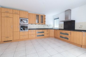 **Sous Compromis** Duplex 4 chambres à Bollendorf-Pont, Echternach. Immeuble localisé à quelques minutes du centre d'Echternach et à 20 minutes de Diekirch, possède une excellente exposition solaire et proche des commerces à 100 mètres du côté allemand.

Le duplex se compose:

Au RDC du Duplex : 

- Cuisine semi ouverte complètement équipée
- Un grand salon de 43m2 avec un accès vers la terrasse qui est orientée ouest
- Une petite salle de douche. 
- Deux chambres de 17 et 10m2

Au 1er étage:

- Un hall 
- Une salle de bain très charmante avec baignoire
- Deux chambres de 12 et 19m2

Ce Duplex a été entièrement rénové et il dispose aussi d'une cave. 

Il ne dispose pas de garage ni d'emplacement privé. Facilité de stationnement dans le parking public tout juste devant la résidence.

Les honoraires sont à charge du vendeur.

Pour l´obtention de votre financement, n'hésitez pas à nous demander pour vous mettre en contact avec nos partenaires du financement qui vous aident à avoir votre prêt aux meilleures conditions du marché.

Pour plus d'informations n'hésitez pas à contacter Monsieur Da Costa Antonio au 621 742 495 ou par email dacosta@sigo.lu

Notes :
1. Si vous êtes un agent immobilier, ce bien immobilier est disponible pour partager. N'hésitez à faire le rapprochement avec vos clients et contactez-nous afin d'organiser une visite.