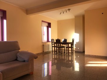 Nous vous proposons ce bel appartement situé dans une petite résidence.
Il se compose d'un hall, s'une cuisine séparée, séjour, chambre et salle de bain.
Place de parking extérieur.
Pour plus d'informations contactez nous
Ref agence :B170