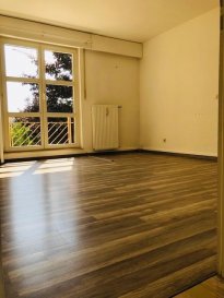 Sous Compromis----Sous Compromis----Sous compromis<br><br>Groupe Immobilière La Cité a le plaisir de vous annoncer à la vente ce bien en partenariat exclusif avec Planete Immobilière, <br>un sublime appartement de 136 m2 au rdch d\'une petite résidence de 6 unités.<br>L\'appartement comprend : hall d\'entrée,un spacieux living  lumineux,  une spacieuse cuisine équipée séparée avec accès terrasse plein sud , 3 chambres à coucher, une salle de bains avec baignoire, un WC séparé, une salle de douche,nombreux placards,une cave et un garage fermé avec fermeture automatique.<br>Libre d\'occupation!A visiter absolument.<br>Convient parfaitement aussi pour une profession libérale. <br><br>Etant syndic de la résidence nous pouvons vous informer sur demande sur l\'historique dans la Résidence .<br>Situation privilégiée et très calme du quartier de Belair à Val Saint Croix , proche du centre ville,des axes autoroutiers,supermarchés,fitness,centre hospitalier et pédiatrie à 500m.<br><br><br><br>Groupe Immobilière La Cité is pleased to announce the sale of this property in exclusive partnership with Planete Immobilière,<br>a sublime apartment of 136 m2 at the rdch of a small residence of 6 units.<br>The apartment comprises: entrance hall, a spacious bright living room, a spacious separate fitted kitchen with access south facing terrace, 3 bedrooms, a bathroom with bath, a separate toilet, a shower room, many closets, a cellar and a closed garage with automatic closure.<br>Free occupation! To visit absolutely.<br>Also ideal for a liberal profession.<br><br>Privileged and very quiet location of Belair district, near the city center, highways, supermarkets, fitness, hospital and pediatrics 500m.<br />Ref agence :Profession libérale 