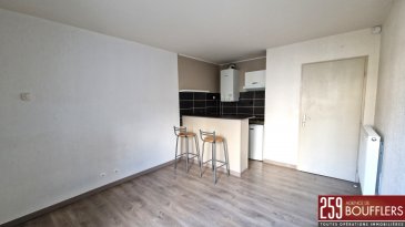 EXCLUSIVITE NANCY/BRABOIS - STUDIO.  En Exclusivité ! NANCY/BRABOIS, sur la commune de VANDOEUVRE-LES-NANCY. A moins de 15 minutes à pieds du CHRU de Nancy Brabois. Studio d'une surface de 23.16m2, situé au rez-de-chaussée côté NORD de la Résidence dénommée 'LES OCEANES'. Offrant : un couloir avec placard intégré, une kitchenette équipée avec mange-debout ouverte sur une pièce de vie avec placard et une salle d'eau avec WC. Chauffage individuel au gaz. Cave privative au sous-sol. Emplacement de stationnement privatif extérieur. Idéalement situé, proche de toutes commodités (transports dont bus ligne 17 et tram ligne T1, commerces, écoles, parcs, jardin botanique, hippodrome de Nancy Brabois...). Idéal premier achat et/ou investissement locatif. www.agencedeboufflers.fr
Les informations sur les risques auxquels ce bien est exposé sont disponibles sur le site Géorisques : www.georisques.gouv.fr