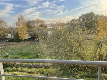 Situé dans un environnement calme et résidentiel, ce duplex lumineux de 84 m² offre de beaux volumes et un cadre de vie agréable.
Il se compose d’une entrée, d’un séjour spacieux avec accès direct à une terrasse privative, d’une cuisine ouverte, et de WC séparés au rez-de-chaussée.

À l’étage, une mezzanine pouvant servir de bureau ou d’espace de détente, deux chambres confortables et une salle de douche avec WC.
Un garage fermé ainsi qu’une place de parking extérieure complètent ce bien.

Le logement se situe à Cattenom, commune prisée pour sa proximité avec le Luxembourg, ses écoles, commerces et services, ainsi que son cadre verdoyant et paisible.

Le loyer mensuel est complété par une provision sur charges de 130 €, comprenant l’eau froide, l’entretien et l’électricité des communs, la chaudière, la VMC, le portail et la TEOM.
Les honoraires de location s’élèvent à 650 € pour les visites, la constitution du dossier et la rédaction du bail, auxquels s’ajoutent 250 € pour l’état des lieux.

Conformément à la réglementation en vigueur, les informations relatives aux risques auxquels ce bien est exposé sont disponibles sur le site officiel : www.georisques.gouv.fr