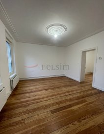Bel appartement de type F2, entièrement rénové, lumineux et fonctionnel, situé en rez-de-chaussée.

Il se compose d'une entrée, d'un séjour en enfilade, d'une cuisine semi-équipée, d'une chambre ainsi que d'une salle de bains.

Le logement bénéficie d'un chauffage individuel au gaz.

Disponible à partir du 15/10/2026

Loyer : 600€
Provisions sur Charges Mensuelles avec Régularisation Annuelle :  50€  (entretien et électricité des communs, eau froide, entretien chaudière,tom)

Soit un loyer à 650€ charges comprises 

Honoraires de 551€ dont 401€ d'honoraires de bail et 150€ d'honoraires d'état des lieux

Les informations sur les risques auxquels ce bien est exposé sont disponibles sur le site Géorisques : www. georisques. gouv. fr

BELSIM IMMOBILIER 03 87 16 44 44