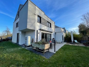 Maison très lumineuse libre de 4 côtés (jumelée par le garage) sans vis-à-vis ni à l’avant ni à l’arrière.
 
Situation unique très calme dans une rue sans issue et entourée de verdure. 
 
Construction récente de +/-200 m2 de très haut standing (2016, classe énergétique B) sur un terrain de 4,2 ares.
 
Rez-de-chaussée : hall d’entrée avec dressing sur mesure donnant sur un vaste living et une cuisine ouverte (fermable par des portes coulissantes en verre) avec un débarras. Équipement très haut de gamme (appareils Siemens : deux frigos dont un avec congélateur, four, chauffe-plat, microondes à four combiné, plaque de cuisson Ceran, hotte Berbel avec télécommande, plan de travail en céramique). Grande baie vitrée avec accès vers la terrasse/jardin exposition sud-ouest/sud avec vue dégagée sur la verdure. 
Accès du rez-de-chaussée vers le garage pour une voiture (avec porte vers le jardin) et 2 emplacements devant la maison (vis-à-vis de la maison se trouvent également plusieurs emplacements publics).
 
Escalier moderne avec spots muraux intégrés qui amène au 1er étage : un hall de nuit desservant 2 très grandes chambres et une salle de bains.
1re chambre : Suite parentale avec grand dressing et salle de douche haut de gamme (cabine de douche avec hammam et lumière infrarouge intégrée, WC japonais, grand lavabo avec meuble, nombreuses armoires murales, chauffe-serviette).
2e chambre : Très grande chambre d’enfants (possibilité de la diviser en 2).
Parquet massif dans les deux chambres.
Salle de bains avec baignoire/douche combinée et fonction Whirlpool, chauffe-serviette.
 
Escalier moderne en bois avec spots muraux intégrés menant vers le 2ième étage : vaste pièce à vivre ouverte sous toiture (50 m2) (parquet massif) avec poutre visible , fenêtres Velux avec volets électriques. Pièce modulable et aménageable selon besoin (raccordements d’eaux, électricité, TV, …), armoires encastrées.
 
Sous-sol : hall, armoires encastrées sur mesure, toilette d’hôtes (WC japonais), chambre modulable avec chauffage au sol et grande douche pouvant se prêter comme salle de sports, chambre d’hôtes ou profession libérale, grande buanderie avec chaufferie, cave à vins. 
 
Chauffage au sol (pompe à chaleur), classe énergétique B,                     classe thermique B , ventilation thermique double flux, toiture en zinc. Garantie décennale jusqu’en 2026 (Baumeisterhaus).
Dans toute la maison : fenêtres triple vitrage, verre de sécurité (intérieur bois/extérieur en PVC), volets électriques, moustiquaires et stores sur mesure.
Dans toutes les chambres:parquet massif au sol, revêtement mural(Vlies)

Très grande terrasse à l’arrière de la maison (marquise frontale et latérale) avec une section en bois, petite terrasse à l’avant de la maison.
Jardin très bien aménagé en oasis de repos avec de nombreuses plantations et un bassin d’eau en acier Corten avec pompe et cascade, raccords d’eau et d’électricité.

La maison est protégée par un système d'alarme Brinks.

Excellent état et situation unique (cadre de vie exceptionnel à proximité des axes principaux, des transports en commun, des écoles et des commerces, très calme et dans la verdure). A découvrir absolument de l’intérieur.