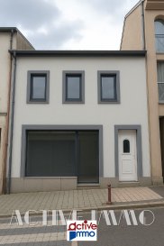ALGRANGE  Immeuble avec jardin F4 - 110m². Ensemble Immobilier - Duplex 110m² + Local Commercial 62m²
Multiples possibilités de projets ! 
Idéal investisseur, profession libérale ou entrepreneur ! 

À Algrange, proche de toutes commodités, venez découvrir cet ensemble sur trois niveaux, alliant confort et praticité.

Au RDC:
Un local commercial de 62m² (ancien coiffeur) avec point d'eau et son entrée indépendante ainsi que le couloir donnant accès à l'appartement (au 1er), aux caves (au sous-sol) et à l'extérieur (à l'arrière).

Au 1er étage :
L'accès à un grand duplex disposant de tout le confort d'une maison !
On y retrouve une vaste pièce de vie lumineuse de plus de 30 m², bénéficiant d'une belle hauteur sous plafond, ouverte sur une cuisine entièrement équipée.
Un bureau ainsi qu'un WC indépendant complètent agréablement ce niveau.

Au 2ème étage :
Une mezzanine surplombant le séjour distribue deux chambres séparées par un espace dressing.
Une grande salle de bain ainsi WC indépendant viennent parfaire cet étage nuit.

Extérieurs :
Façade refaite en septembre 2025.
Une belle terrasse donnant sur un jardin exposé Sud-Est, idéal pour profiter des beaux jours.

Annexes :
Une cave au sol gravillonné (parfaite pour une cave à vin de caractère).

Prestations complémentaires :

Menuiseries en double vitrage PVC récentes.
Dalles béton sur tous les niveaux.
Chauffage au gaz.
Le local et la partie habitation possèdent chacun leur compteur.

Le bien est actuellement en cours de rénovation, contactez nous directement pour plus d'informations sur les réalisations déjà effectué, avoir des photos et positionner des visites.
Photos d'annonces non contractuelles (projection 3d).

DPE réalisé le 13/09/2021 :  logement classé D pour 189 kwh/m²/an ainsi que D pour les émissions de gaz à effet de serre pour 34 kg co²/m²/an.
Montant estimé des dépenses annuelles d'énergie pour un usage standard : entre 2165 et 2920€ par an. Prix moyens des énergies indexés sur l'année 2021 (abonnements compris)

Les informations sur les risques auxquels ce bien est exposé sont disponibles sur le site Géorisques : www.georisques.gouv.fr ».

Frais d'agence inclus, à la charge du vendeur.

CHEILLAN Nicolas _ Agent Commercial 
Immatriculé au RCS Metz 983 638 362
