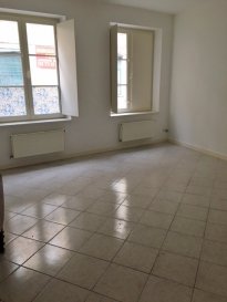 Charmant F2 de 45.67 m² – Quartier des Tanneurs

Situé dans un petit immeuble calme, à seulement 2 minutes à pied du centre Saint-Jacques, cet agréable appartement F2 de 45.67 m² vous séduira par son emplacement et sa fonctionnalité.

Il se compose de :

- Une entrée avec placards
- Un séjour lumineux
- Une cuisine
- Une chambre
- Une salle de bains avec baignoire
- WC séparés

Chauffage individuel au gaz.

Appartement disponible immédiatement.