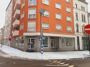 Avis aux invesstisseurs !!! Joli local de commerce avec la pièce principale,  petit dépot / vestiaire, une toilette et une cave. Situé au centre ville à deux pas du parc, arrêt de bus, supermarché, post, etc. Actuellement loué pour 1.200.-€ / mois charges comprises.