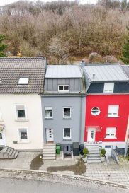 Construite en 1990 sur 1.78 ares de terrain privatif, belle maison disposant d'une surface totale de +/- 170 m² dont +/- 125 m² habitables, comprenant :

- Hall d'accueil.
- Salon et salle à manger.
- Cuisine équipée indépendante.
- Salle de bains.
- WC séparé.
- 3 chambres à coucher.
- Dressing.
- Au sous-sol : accès terrasse et jardin, espace fitness avec salle de douche, chaufferie et buanderie.
- Terrasse de +/- 20 m2 et jardin clos de +/- 70 m2 avec maisonnette.

En parfait état d'entretien, la maison a été rénovée en totalité récemment et ne nécessite aucun travail de rénovation.

Fenêtres PVC double vitrage avec volets électriques / chaudière gaz condensation de 2016 ? toiture en zinc de 2021 ? façade 2021 ? installation électrique 2021 ? 

Située dans une rue exclusivement résidentielle très tranquille, à proximité du centre ville et de toutes ses commodités.