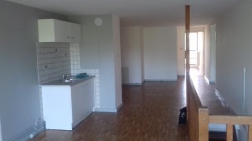 Grand appartement situé au 2e étage avec ascenseur, résidence Le Corbusier. Duplex montant comprenant au 1er niveau : entrée avec placard, chambre ou bureau. Au 2e niveau : Grand séjour, cuisine, 3 chambres, salle de bains, WC. Charges comprenant charges de copropriété dont chauffage, eau chaude et eau froide.