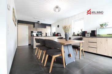 Nous vous proposons à la vente, cette magnifique maison située à Reisdorf, achevée en 2022 avec des finitions de haut standing.

Érigée sur un terrain 3a28ca, elle se compose comme suit:

Au rez-de-chaussée, la porte s'ouvre sur un hall d'entrée qui vous mène vers la cuisine équipée ouverte sur son séjour/salle à manger d'où vous accédez à la magnifique terrasse avec vue imprenable.
Sur le même pallier, vous disposez d'un WC séparé ainsi que de la buanderie.

A l'étage: la partie nuit et composée de 3 belles chambres ( dont une avec son dressing ) et de la salle de bains, avec douche et baignoire.
Un spacieux balcon est à votre disposition, afin de profiter des belles journées ensoleillées. 

Au sous-sol un garage pouvant accueillir 2 voitures en enfilade complète la description de ce bien.

ABSOLUMENT à visiter!!!

A savoir: 
- Maison très lumineuse ;
- Volets électriques ;
- Triple vitrage ;
- DPE B

AFIL IMMO s'engage dans toutes vos démarches
immobilières (estimation, vente, location de biens, recherche de financements).

Vous satisfaire est notre priorité !

Les prix s'entendent frais d'agence de 3 % + TVA inclus.