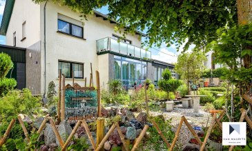 Située à Rascheid, paisible village allemand (60 minutes de Luxembourg-ville et 30 km de Trèves), cette spacieuse maison ± 270 m², partiellement rénovée récemment, est bâtie sur un terrain de plus de 11 ares.
 
Au rez-de-chaussée ± 160 m², le hall d'entrée dessert le séjour, la salle à manger et la cuisine équipée. Une chambre et une salle de bain complètent cet étage.
 
Au 1er étage ± 140 m², un palier dessert quatre chambres.

Un grenier non-aménagé est accessible via un escalier escamotable.
 
La maison, libre de 4 côtés, possède un grand jardin soigné et ensoleillé ± 950 m² avec abri jardin ± 12 m², un garage pouvant accueillir deux voitures ainsi que deux emplacements de parking extérieurs.
 
A côté de la maison, une annexe ± 100 m² avec entrée indépendante complète l'offre.

