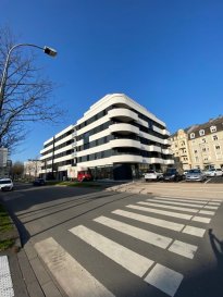 Très bel F5, parfaitement entretenu, au dernier étage d'une résidence de 2020 avec ascenseur, espace de vie de 47m2 ouvert sur une terrasse couverte de 14m2 côté Sud-Ouest vue dégagée, cuisine équipée avec électroménager état neuf, 3 chambres, une salle d'eau douche à l'italienne, radiateur sèche serviettes, wc séparé muni d'un lave-mains, une buanderie, de nombreux rangements sur mesure, chauffage gaz au sol (chaudière collective et relevés individuels), place de parking intérieure,  situation idéale à 5 minutes des autoroutes, 10 minutes à pieds de la gare et 5 min du centre ville, DPE B, charges de copropriété all inclusive 312€/mois (sauf eau froide et électricité personnelle) disponible de suite, belles prestations