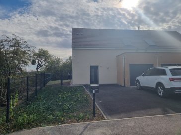 Maison neuve à louer. Située clos des mirabelliers à ENTRANGE, cette maison neuve de plus de 85 habitables (91,54 m² au sol) se compose comme suit:
Au rez-de-chaussée: une entrée, une pièce de vie de 31 m² avec cuisine équipée ouvrant sur une terrasse et un jardin clos, une buanderie et une salle de douche avec WC.
Au premier étage: 3 chambres et une salle de bains
Ce bien est complété par un garage (avec prise chargement véhicule électrique) et deux places de parking sur l'avant.

Disponible au 02 novembre 2026
DPE : A et GES : A

Loyer: 1 500 €
Charges: 40 € / mois (Taxe d'enlèvement des ordures ménagères et entretien adoucisseur)
Dépôt de garantie: 1 500 €
Frais d'agence: 915 €

IMMO DM: 03.82.57.31.87

Honoraires de 915 € TTC  à la charge du locataire comprenant  250 € TTC  pour l'état des lieux. Loyer de base 1500 €/mois. Provision sur charges 40 €/mois, régularisation annuelle. Dépôt de garantie 1 500 €. Classe énergie A, Classe climat A Montant estimé des dépenses annuelles d'énergie pour un usage standard : entre 472.00 € et 638.00 € sur les années 2021, 2022 et 2023 (abonnements compris). Les informations sur les risques auxquels ce bien est exposé sont disponibles sur le site Géorisques : georisques.gouv.fr.