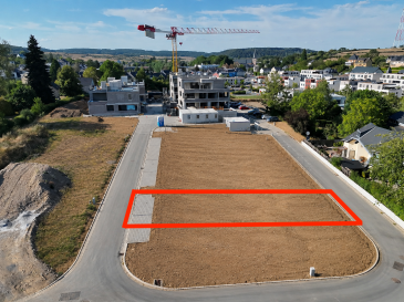 Maison mitoyenne avec 3 chambres à vendre à Junglinster / Nouveau lotissement « Um Enneschten Léi »

*** Livraison : JUILLET 2028 / Classe énergétique A ***

Découvrez cette belle maison (N° 18 / Type B) offrant une surface totale de 181 m² (hors terrasses), répartie sur 3 niveaux.

Implantée sur un terrain de 1,71 ares et bénéficiant d'une orientation ouest, la maison offre de beaux espaces de vie ainsi que deux terrasses permettant de profiter pleinement des espaces extérieurs.
Elle se situe dans le nouveau lotissement « Um Enneschten Léi », au cœur de Junglinster, à proximité immédiate de toutes les commodités (restaurants, boulangerie, station-service et centre commercial à seulement 3 minutes à pied).

La maison se compose comme suit :

Au rez-de-chaussée :
- un hall d'entrée,
- un garage pour une voiture,
- une buanderie,
- une cave,
- un espace de stockage,
- un local poubelle.

Au rez-de-jardin :
- un hall,
- un WC séparé,
- une chambre partentale avec une salle de bains privative,
- un spacieux séjour de 35m2,
- une cuisine ouverte avec accès à la terrasse de 19m2 et au jardin.

À l'étage :
- 2 chambres à coucher,
- une salle de bains,
- un bureau de 18m2,
- un palier de nuit,
- une terrasse de 9 m².

La maison sera construite selon des standards modernes et performants. Elle bénéficiera notamment d'un raccordement au réseau de chauffage urbain (Fernwärme) fourni par la commune de Junglinster, de fenêtres à triple vitrage ainsi que de finitions de qualité avec parquet et carrelage au sol.

La maison sera livrée entièrement achevée, avec les travaux de peinture ainsi que les frais d'autorisation inclus.

Prix : 1.079.500 € TTC (TVA 3 % incluse*)
*) sous condition d'acceptation par l'Administration de l'Enregistrement.