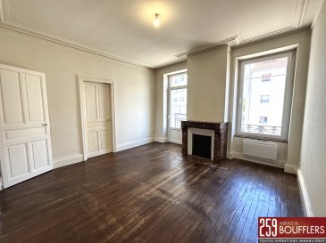 APPARTEMENT 3 PIECES NANCY/GENERAL LECLERC.  Venez découvrir à NANCY, Avenue du Général Leclerc, cet appartement lumineux de 3 pièces principales, d'une surface 67.20m2, situé au premier étage d'un petit immeuble en angle de rue. Offrant : une entrée, un WC séparé, une pièce de vie de 18.27m2 donnant accès à un petit balconnet, une cuisine séparée semi-équipée, deux chambres (14.65m2 et 16.23m2) et une salle de bains. Système de chauffage individuel électrique. Cave privative au sous-sol. Loyer : 620.00 EUR charges comprises (soit 595.00 EUR de loyer + 25.00 EUR de provision sur charges comprenant l'électricité des parties communes, l'entretien des parties communes, ainsi que la taxe des ordures ménagères). Dépôt de garantie : 595.00 EUR. Honoraires : 595.00 EUR dont 201.00 EUR pour l'état des lieux. Si vous avez besoin d'aide dans votre recherche de logement, votre agence AGENCE DE BOUFFLERS se fera un plaisir de vous aider. www.agencedeboufflers.fr / agencedeboufflers@orange.fr. DISPONIBLE IMMÉDIATEMENT.
Les informations sur les risques auxquels ce bien est exposé sont disponibles sur le site Géorisques : www.georisques.gouv.fr