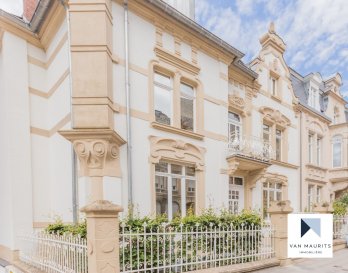 Situé à Hollerich, surplombant la Vallée de la Pétrusse, ce superbe duplex 3 chambres se compose comme suit :
 
Au rez-de-chaussée, l'entrée donne sur la cage d'escaliers en bois d'origine conduisant au 1er étage composé d’un salon/séjour ± 53 m² avec poêle à bois moderne, d’un bureau ± 14 m², d’une cuisine séparée ± 18 m² (marque Bulthaup, équipement Miele), d’une arrière-cuisine/buanderie ± 3 m² (lave-linge et sèche-linge Miele) et enfin, d’un wc séparé avec lave-mains.
 
Le 2ème étage s’ouvre sur un palier desservant un wc séparé et trois chambres de ± 14, 14 et 17 m², chacune disposant d’une salle de douche ou salle de bain en suite.
 
Un garage pour deux voitures (une grande et une petite) ainsi qu'une cave récemment aménagée de près de 80 m² (possibilité d'usage commercial) complètent l'offre.
 
 
Généralités :
 
- Peut être loué meublé ou non meublé ;
- Bien en très bon état ;
- Finitions soignées et de qualité (mosaïque dans les salles d'eau, beau parquet, ...) ;
- Vue imprenable sur la Vallée de la Pétrusse ;
- Situé à deux pas du centre-ville et ses commodités ;
- Loyer: 4950 € / mois - Charges: € / mois - Garantie locative : 2 mois de loyer ;
- Frais d'agence: 1 mois de loyer + TVA
- Ce bien est un réel coup de cœur !