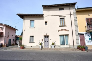 Au cœur de Staffoli, charmante maison de ville d'angle d'environ 276 m², répartie sur quatre niveaux, alliant élégance, authenticité et prestations de qualité. Entièrement restaurée dans le respect du patrimoine toscan, elle conserve de nombreux éléments d'origine tels que les sols en terre cuite, les poutres apparentes et les plafonds voûtés.
Composition :

Cuisine conviviale avec accès à une cour privée pavée d'environ 40 m²
Grand salon avec cheminée
Salle à manger de caractère
4 chambres
4 salles d'eau et toilettes
Deuxième cuisine avec cheminée et four à bois
Salle de cinéma avec poêle à bois
Plusieurs espaces de rangement

La propriété comprend également un garage d'environ 36 m² avec accès direct à la maison.
Atouts :

Rénovation conservatrice de qualité
Éléments architecturaux d'origine préservés
Cheminées et four à bois
Climatisation intégrée
Cour privée
Volumes généreux et atmosphère authentique

Grâce à sa configuration sur plusieurs niveaux et à ses multiples espaces indépendants, cette propriété est idéale comme résidence principale, maison de vacances ou activité d'hébergement de charme (B&B ou location touristique).
Prix demandé : 400.000 €.

Contactez-nous pour plus d'informations ou pour organiser une visite :
+352 27 40 30 30 | info@capitis.lu