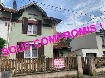 ROSSELANGE Maison 4 pièces de 113m². Il est peut être trop tard pour ce bien SOUS COMPROMIS, mais n\'hésitez pas nous contacter pour nous faire part de votre projet immobilier !<br/>Dans un quartier calme, construite sur une parcelle de 3.13 ares, venez découvrir cette maison mitoyenne d\'un côté de type F4 d\'une surface habitable de 113.51m². L\'entrée dessert un salon - salle à manger de 31m2, la cuisine indépendante dispose d\'un accès direct aux extérieurs, une salle de bains et un toilette séparés en rdc conforteront ce niveau. L\'espace nuit est composé de 3 chambres sur 2 niveaux et d\'un grenier pouvant être aménagé en dressing attenant à la 3ème chambre. A l\'extérieur, une devanture vous conduira au garage fermé et vous profiterez à l\'arrière d\'une remise, une terrasse ainsi qu\'un jardin clos.<br/>Les fenêtres sont en double vitrage PVC avec volets roulants, la chaudière gaz à condensation CHAPPEE date de 2022 et la maison est reliée en direct au tout à l\'égout.