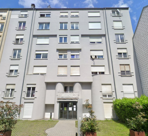 Situé au coeur de la rue de Hollerich, cet appartement occupe le 6e étage d'une copropriété soignée avec ascenseur livrée en 1995.

D'une surface habitable nette de ± 50 m² pour une surface totale de ± 60 m², il se compose comme suit:

La porte d'entrée donne sur l'espace de vie de ± 27 m², composé d'un lumineux séjour et d'un espace cuisine équipée avec comptoir à l'américaine idéal pour reçevoir. Un couloir donne sur le WC séparé de ± 2 m², sur une spacieuse chambre de ± 14 m² et enfin sur la salle de bain de ± 5 m² avec baignoire, vasque et un espace buanderie.

Une cave de ± 2 m² vient compléter cette offre.

Détails complémentaires :

- Exposition plein sud
- Appartement en très bon état
- Passeport énergétique F-E
- Chauffage au gaz, chaudière remplacée il y a moins de 10 ans
- Chassis PVC double vitrage
- Cuisine équipée avec comptoir
- Espace buanderie dans la salle de bain
- Charges mensuelles de 175 euros et provision de 45 euros pour le fonds de travaux
- Proximité de toutes les commodités et transport en commun (Bus, Tram et gare à moins de 100m)