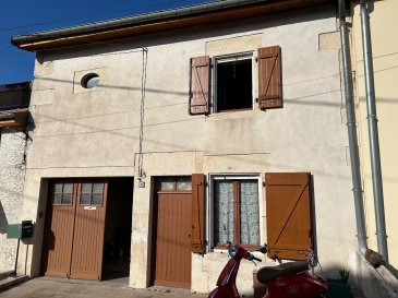 Maison de village à conforter comprenant deux belles pièces en rez-de-chaussée, salle d'eau, wc, garage. Au premier étage : deux chambres, grenier aménageable pour 55 m2. 
Terrain attenant sur l'arrière à la vue dégagée. Toiture en excellent état.