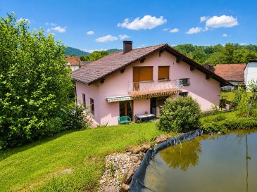 Maison. Coup de coeur pour cette vaste propriété de 1974 imaginée par un architecte et parfaitement entretenue sur un terrain de 2 125 m².
Le rez de chaussée se compose d'une spacieuse entrée desservant une salle d'eau avec douche et WC suspendu, une cuisine aménagée et équipée avec sortie directe sur l'extérieur, une agréable pièce de vie de 39 m² avec cheminée et deux chambres à coucher.
A l'étage : trois chambres à coucher dont une avec balcon et une salle de bain avec WC.
La maison offre un sous sol complet pour du stockage ainsi qu'un garage pour deux véhicules avec porte motorisée.
 Le terrain arboré avec cabanon de jardin et les fenêtres en PVC sont appréciables avec une mise au goût de jour qui viendra sublimer ce bien.
15 minutes de Bitche, Axe Niederbronn les bains.