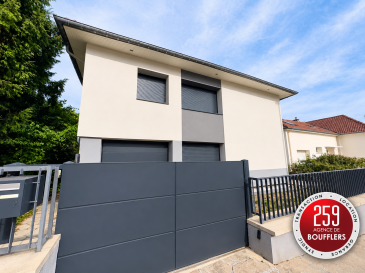 APPARTEMENT 5 PIECES AVEC GARAGE ET JARDIN NANCY.  COUP DE COEUR ! A NANCY, dans une rue calme et recherchée du secteur BEAUREGARD/BOUFFLERS. Venez découvrir ce superbe appartement avec entrée indépendante de 5 pièces principales, récemment rénové, moderne et particulièrement lumineux, d'une surface Carrez de 126.46m2 répartis sur deux niveaux. Ce bien d'exception offre : au rez-de-chaussée : une entrée avec placards, un dégagement, une chambre de 12.04m2, un espace chaufferie, ainsi qu'un garage de 18.40m2 avec porte électrique. À l'étage, vous trouverez un dégagement, une buanderie avec placard, un WC séparé avec lave-mains, une cuisine séparée semi-équipée, un agréable salon/séjour/salle à manger avec cheminée d'une surface totale de 26.93m2. L'étage dispose également de trois chambres (13.10m2, 11.73m2 et 15.43m2), dont deux bénéficient de placards intégrés, ainsi qu'une salle d'eau avec double vasque et sèche-serviettes. En complément, le bien bénéficie d'un espace extérieur avec jardin clôturé et portail automatisé permettant une ouverture totale ou partielle. Le système de chauffage est collectif au gaz. L'appartement bénéficie d'une bonne isolation avec un DPE classé « C » et est équipé de fenêtres neuves en double vitrage avec volets électriques. Idéalement situé à proximité de toutes les commodités, vous profiterez d'un accès rapide aux transports (bus ligne T4), aux axes autoroutiers, aux commerces, aux écoles, aux médecins, à la pharmacie et à de nombreux services du quotidien. Loyer : 1 580.00 EUR charges comprises (soit 1 380.00 EUR de loyer + 200.00 EUR de provision sur charges comprenant l'eau froide, l'eau chaude, le chauffage, l'entretien annuel de la chaudière, ainsi que la taxe des ordures ménagères). Dépôt de garantie : 1 380.00 EUR. Honoraires : 1 380.00 EUR dont 379.00 EUR pour l'état des lieux. Si vous avez besoin d'aide dans votre recherche de logement, votre agence AGENCE DE BOUFFLERS se fera un plaisir de vous aider. www.agencedeboufflers.fr. DISPONIBLE IMMÉDIATEMENT !
Les informations sur les risques auxquels ce bien est exposé sont disponibles sur le site Géorisques : www.georisques.gouv.fr