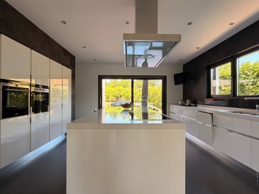 THIONVILLE -  Guentrange - Propriété d'exception où l'espace, la lumière et la sérénité se rencontrent.. Derrière son architecture contemporaine, vous trouverez une villa de près de 286 m² habitables sur  12 ares de terrain. Dès l'entrée, les volumes généreux, la luminosité omniprésente et les lignes épurées créent une atmosphère élégante et apaisante.
Le coeur de la maison s'organise autour d'une vaste pièce de vie ouverte sur une superbe cuisine haut de gamme avec îlot central. 
L'espace nuit propose quatre chambres, dont une belle suite parentale avec dressing et salle de bains balnéo. Une 5ème pièce au  rez-de-chaussée pourra être utilisée soit en bureau soit en chambre.
Sous-sol de près de 200 m² avec garage pouvant accueillir jusqu'à cinq véhicules. 
Chauffage au sol au gaz, panneaux solaires, toiture végétalisée et DPE B complètent les prestations de cette propriété rare.

Les informations sur les risques auxquels ce bien est exposé sont disponibles sur le site Géorisques : www.georisques.gouv.fr » 

Renseignements et visites : 
Karine Karas : 06 08 31 19 87