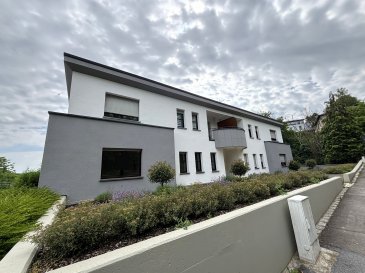 Situé au rez-de-chaussée de la résidence construite en 1997, bel appartement disposant de +/- 102 m² habitables + terrasse de +/-6 m², rénové en totalité en 2017, comprenant :

- Hall d'accueil avec placards encastrés
- Grand salon et salle à manger lumineux avec accès terrasse de +/- 6 m².
- Cuisine indépendante, intégrée et sur-équipée.
- 2 chambres à coucher. 
- Salle de douche à 