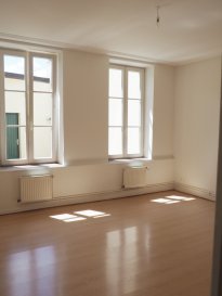 Proche Préfecture et Fac du Saulcy

Appartement F1 de 31m².

Il se compose d'une entrée, séjour, coin cuisine équipée, chambre avec placards, salle de bain (douche) et WC.

Chauffage individuel au gaz.

Libre le 31/07/2025