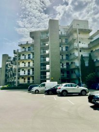 Die Maklerfirma YoVo Immo, bietet diese charmante Studio an, das sich  im malerischen Beaufort, Luxemburg, 

Immobiliendetails

Dieses Studio, befindet sich auf der ersten Etage, erstreckt sich über eine Fläche von ca 42 m² und wurde 2022 renoviert, was einen modernen und erfrischenden Wohnraum bietet.  Ausgestattet mit einer Dusche und einer offenen Küche, bietet die Wohnfläche ausreichend Platz für ein komfortables Leben. Zudem steht ein Außenstellplatz zur Verfügung, der das alltägliche Parkproblem löst. Durch die Öl-Heizung wird für wohlige Wärme gesorgt ? ein Pluspunkt, besonders in den kühleren Monaten. Die Immobilie eignet sich hervorragend für alle, die eine renovierte und gut ausgestattete Wohngelegenheit in einer ruhigen Umgebung suchen. 

Nahegelegene Einrichtungen

Beaufort bietet eine angenehme und friedliche Atmosphäre mit vielen Möglichkeiten zur Naherholung. Die Umgebung ist bekannt für ihre grünen Parks und zahlreiche Freizeitmöglichkeiten, ideal für Outdoor-Enthusiasten. Beaufort verfügt über einige renommierte Schulen und Bildungseinrichtungen, die sich bequem erreichen lassen. Einkaufsmöglichkeiten und gastronomische Einrichtungen sind ebenfalls in naher Entfernung zu finden und sorgen zusammen mit ausgezeichneten Gesundheits- und Transportmöglichkeiten für einen hohen Wohnkomfort. 

Verpassen Sie nicht diese Gelegenheit! Vereinbaren Sie noch heute eine Besichtigung, indem Sie uns über das Kontaktformular erreichen oder uns direkt anrufen.