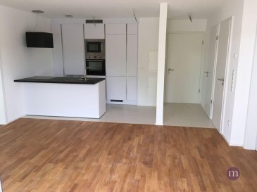 Appartement sis au 2ème étage dans résidence neuve de +/-65 m2 et comprenant : Living avec cuisine équipée donnant sur agréable balcon, 2 chambres à coucher, salle de douche, WC séparé, cave, 1 emplacement-souterrain sis au 2ème  sous-sol.<br><br>Revêtement du sol: carrelage et parquet<br><br>Bonne situation, proche de tout commerce, accès rapide vers autoroute, bonne connexion bus