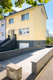 À VENDRE ? Maison 3 façades avec appartement indépendant + énergie autonome

Située dans un quartier calme et recherché, cette maison libre de trois côtés offre un cadre de vie idéal avec un énorme potentiel grâce à son appartement indépendant et ses équipements énergétiques récents.

Composition du bien

Sous-sol  
- Garage 2 voitures  
- Salle de douche  
- Buanderie / chaufferie (± 11 ans)  
- Cave  
- Débarras  

Rez-de-chaussée  
- Hall d'entrée  
- WC séparé  
- Cuisine équipée avec accès terrasse  
- Salon / living lumineux  

1er étage  
- 3 chambres à coucher  
- Salle de douche  
- WC séparé  

2e étage (gros +)  
Appartement aménagé comprenant :  
- 1 chambre à coucher  
- Salon  
- Cuisine  
- Salle de douche  

Équipements & confort  
- Panneaux photovoltaïques installés en 2025  
- 2 batteries (5 kWh chacune)  
- Panneaux solaires eau chaude  
- Chauffage gaz  
- Double vitrage  
- Volets électriques  
- Borne de recharge électrique  
- Maisonnette de jardin en béton  
- Barbecue en béton  

Les + qui font la différence  
- Appartement indépendant  
- Grande terrasse aménagée + extérieur premium  
- Maison 3 façades  
- Performance énergétique optimisée (installation récente 2025)  
- Idéal famille + investissement  

Nous vous invitons à contacter:  
Moura Jemp  
Tèl: +352621216646  

Les surfaces et superficies sont indicatives