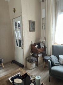 Maison de ville 2 chambres + bureau/dressing-cour 

Idéalement située proche de Lille, cette charmante maison de ville ne manque pas d’atouts et séduira aussi bien les primo-accédants que les investisseurs.

Une maison pleine de charme avec une belle âme
Idéalement située proche de Lille, cette charmante maison de ville ne manque pas d’atouts et séduira aussi bien les primo-accédants que les investisseurs.

Un bureau idéal pour le télétravail ou chambre d’appoint avec un extérieur de ville .
Une maison pleine de charme avec une belle âme Emplacement recherché :
Quartier agréable
Proche des transports, écoles et axes principaux
À deux pas des commerces de proximité
ðŸ› ï¸ Quelques travaux à prévoir, offrant un fort potentiel de valorisation avec possibilité de faire 3 chambres et de créer un intérieur à votre image.