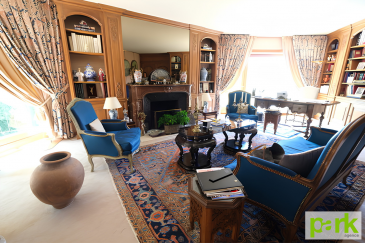 Luxembourg-Clausen - Appartement d'exception avec terrasse panoramique et fort potentiel d'investissement  

Situé dans le très prisé quartier de Clausen, sur la Montée de Clausen, découvrez cet appartement rare de 155 m² occupant seul le 3ème et dernier étage d'une tour circulaire emblématique des années 70.  

Baigné de lumière et bénéficiant d'une vue spectaculaire à 360° sur la ville de Luxembourg, ce bien unique séduit par ses volumes généreux, son caractère authentique et son emplacement exceptionnel au cœur d'un environnement résidentiel verdoyant et protégé.  

L'appartement se compose de :  

- une entrée avec couloir de distribution, des placards intégrés,  
- un WC séparé avec fenêtre,  
- une cuisine séparée et équipée,  
- un vaste double living lumineux avec accès aux balcons, agrémenté d'une cheminée en marbre de style Louis XVI et d'un ancien poêle en faïence,  
- une salle à manger pouvant être ouverte pour créer un magnifique espace de vie ou fermée afin d'aménager une chambre supplémentaire,  
- deux chambres à coucher avec placards intégrés,  
- une salle de bains avec fenêtre,  
- trois balcons de 4 m²,  
- une agréable terrasse de 6 m².  

En complément, le bien dispose de deux grandes caves privatives au sous-sol avec fenêtres et arrivée d'eau.  

Son atout absolument exceptionnel :  

Une jouissance privative et exclusive d'une spectaculaire terrasse sur le toit de 156 m² offrant une vue panoramique imprenable à 360° sur toute la capitale.  

Un investissement rare et sécurisé :  

Actuellement occupé avec bail à vie, ce bien représente une opportunité patrimoniale unique avec un loyer mensuel de 4.000 € hors charges.  

À seulement dix minutes à pied du centre-ville et à 50 mètres d'un arrêt de bus, l'immeuble bénéficie d'une situation privilégiée dans le centre historique de Luxembourg.  

Disponibilité à convenir.  

Rosalba MAITRE  
Téléphone : +352 691 550 189  
rosalba@parkagence.lu  

Arianna GHITTINO  
Associée  
Téléphone : +352 691 205 573  
arianna@parkagence.lu