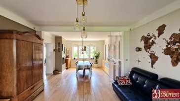 EXCLUSIVITE NANCY/BUTHEGNEMONT MAISON 6 CHAMBRES .  En Exclusivité à NANCY/BUTHGNEMONT. Maison de 9 pièces, non mitoyenne et offrant 190m2 habitable en parfait état, construite sur une parcelle joliment arborée de 399m2. Maison idéale pour une famille avec 6 chambres (rare). Idéalement située dans une rue calme (peu passante) et très proche de toutes les commodités (écoles, arrêt de bus ligne no4, axes autoroutes, commerces...). Offrant : une entrée avec placard, buanderie, cave, chaufferie, garage. Au rez-de-jardin : dégagement, grand séjour de 32m2 traversant donnant sur jardin d'un côté et de l'autre côté sur un balcon, cuisine séparée et équipée de 14,55m2. Une véranda de 13m2 avec accès sur une terrasse et un jardin arboré. Chambre ou bureau selon vos besoins et un WC séparé. A l'étage : 4 chambres dont deux avec placards et balcons, salle bains avec WC et un dégagement avec placard. Au dernier niveau mansardé : une chambre avec salle d'eau. Chauffage gaz. Maison très bien entretenue. www.agencedeboufflers.fr
Les informations sur les risques auxquels ce bien est exposé sont disponibles sur le site Géorisques : www.georisques.gouv.fr