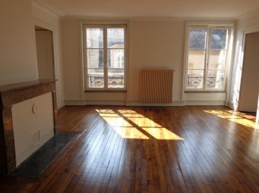 1, rue au Blé -Metz Cathédrale
Appartement 5 pièces de 162 m² situé au 4ième et dernier étage d'un immeuble situé en centre-ville.
Ce bien lumineux sera vous séduire par ses volumes, parquets et cheminées décoratives.
Il se compose d'une entrée, d'un salon-séjour, d'une cuisine séparée meublée, de trois chambres, d'une salle de bain et d'une buanderie.
Chauffage au gaz individuel. Libre au 15 décembre.