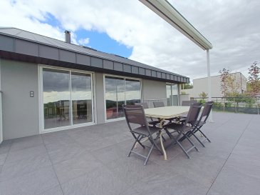 superbe villa accès direct A31.   villa édifiée sur une parcelle de 1219 m2, dominant PONT A MOUSSON, espace vie de 54 m2  accés sur  terrasse de 70 m2, une chambre, une salle de bains /WC, hall d'entrée et buanderie ,
 à l'étage 3 chambres, une salle de bains/WC et espace bureau, superbe état, garage, cave.  