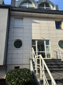 wk promotions vous présente un appartement au coeur du quartier de Beggen dans une rue calme sans issue, le bien se compose comme suit: hall d'entrée, cuisine équipée ouverte, salle de bain, une chambre à coucher et un living donnant sur un balcon. inclus dans le prix 1 emplacement intérieur et une cave. pour plus d'info ou visite contactez nous au : 621 576 780 .