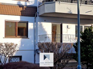 Situé dans le village de Trintange, dans la commune de Waldbredimus, cet appartement non meublé se trouve au premier étage d'une résidence de 6 logements et se compose comme suit :

Le 1er étage s'ouvre sur un hall d'entrée de ± 9m² avec un débarras de ± 1 m², menant au living de ± 29 m², une cuisine aménagée et équipée neuve de ± 7 m² et une salle à manger de ± 15m². On retrouve deux chambres de ± 8 et 14m² ainsi qu'une salle de douche de ± 8m². Un balcon de ± 10 m² vient compléter cet étage.

Au sous-sol, un garage de ± 14 m² avec un emplacement de parking extérieur et une cave de ± 7 m² viennent compléter l'offre.

Détails complémentaires :
- Appartement en excellent état ;
- Double vitrage, chassis en bois et volets manuels ;
- Marbre au sol ;
- Contrat de location de 3 ans ;
- Loyer : 1850 €
- Charges : 300 €
- Garantie : 3700 €
- Commission d'agence 1 mois de loyer plus TVA (répartis 50/50 entre Bailleur/Locataire)
- Environnement calme ;
- Jardin commun avec barbecue/grill ;
- Porte d'entrée sécurisée en 3 points.

Agent responsable : Maurits van Rijckevorsel  
Tél. : +352 621 198 891  
E-mail : maurits@vanmaurits.lu