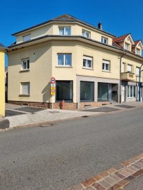 MAISON ET LOCAL COMMERCIAL<br><br>Immo Nordstrooss, vous présente cette charmante maison de /- 245 m2 située à Ettelbruck, à quelques pas des arrêts de bus, des parkings, restaurants et de l\'autoroute A7. <br><br>La maison se compose comme suit : Sous-Sol : Local Technique Buanderie Cave Maison Cave Commerce <br><br>Rez-de-Chaussée : <br><br>Commerce avec entrée indépendante avec des grandes bailles vitres avec possibilité de location /- 1800/mois.<br><br>Hall d\'entrée Maison; <br><br>- 1° étage : Hall, cuisine bien équipée ouvert, spacieux living avec salle à manger, salle de douche, chambre à coucher,<br><br>- 2° étage : Hall de nuit Salle de bains Deux Chambres Suite parentale sur 2 niveaux (combles aménagées) avec salle de bains et dressing.<br><br>Un Garage pour deux voitures complète le tout.<br><br>Pour plus de renseignements ou une visite (visites également possibles le samedi sur rdv), veuillez contacter le 691 850 805.