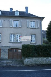 DE NOUVEAU SOUS COMPROMIS !!! IMMO EXCELLENCE vous propose en exclusivité cette maison jumelée d\'une surface habitable de 138 m2 et d\'une surface utile de 208 m2. La maison se situe sur un terrain de 4.50 ares.<br><br>La maison se dispose comme suit : Au rez-de-chaussée vous trouvez : Un hall d\'entrée (5.60), une cuisine (16.78), un double séjour (22.99), un tour d\'escalier vers le 1er étage (5.48),. Au 1er étage vous trouvez : Un hall (6.06), une chambre-à-coucher (17.31), une deuxième chambre-à-coucher (17.08), une salle-de-bains (6.60), un tour d\'escalier vers le 2ème étage (2.71). Au 2ème étage vous trouvez : Un hall (6.35), une chambre-à-coucher (11.91), une deuxième chambre-à-coucher (16.82), un débarras (2.37), un deuxième débarras (5.62). Au sous-sol vous trouvez : Un tour d\'escalier vers le sous-sol (5.75), un hall (1.96), une chaufferie (11.07), un W.C. séparé (1.85), un garage avec réservoir à mazout (29.20). <br><br>A l\'extérieur vous trouvez une terrasse ainsi qu\'un emplacement pour une voiture.<br><br>La maison dispose d\'une chaudière de marque BUDERUS. Les dalles sont partiellement en béton, partiellement en bois. Plusieurs travaux de rénovations à prévoir.<br><br>Affaire à saisir !!<br><br>Hoesdorf (luxembourgeois : Héischdref) est une section de la commune luxembourgeoise de Reisdorf située dans le canton de Diekirch.<br><br>Hoesdorf se trouve à 5 minutes de DIEKIRCH et à 40 minutes du centre-ville de Luxembourg.