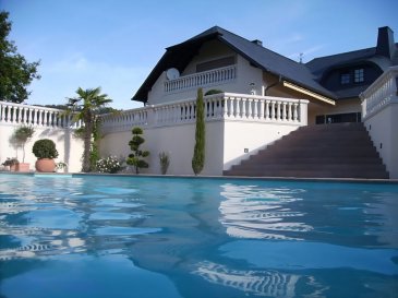 Villa mit Außenpool, Sauna, Wärmepumpe in hervorragender Lage Nähe Luxemburg!

Die Immobilie steht in herrlich ruhiger Lage. Sie erreichen den Grenzübergang Rosport/Luxemburg und die Autobahnauffahrt nach Luxemburg (Trierweiler) in ca. 10 bis 15 Minuten. Die Innenstadt Trier liegt nur ca. 10 Km vom Wohnhaus entfernt. 

Das auffallend gepflegte Anwesen verfügt über eine Größe von ca. 220 m² und ist von der Straße aus nicht einsehbar. 
Die Immobilie wurde vor einigen Jahren mit Außenisolierung energetisch aufgewertet, neu verputzt und gestrichen. Beim gesamten Bau und Innenausbau kamen ausschließlich hochwertige und langlebige Materialien zum Einsatz. 
Im Erdgeschoss befinden sich der vorgesetzte Eingangsbereich mit Garderobe, ein sehr geräumiges Elternschlafzimmer, ein Elternbad mit Eckbadewanne und Dusche, eine großzügige Diele, das Turmzimmer (ca. 20 m²), die Küche mit neuwertiger Einbauküche und der ca. 68 m² große Wohn- und Essbereich mit Kamin und mit Zugang zur Außenterrasse. Ein weiterer Raum mit integrierter Küche wurde als Grill- und Outdoorküche genutzt.

Über eine hübsche Holztreppe gelangt man in das Obergeschoss. Diese Etage kann als eigenständige Wohnung genutzt werden. Selbstverständlich können die vorhandenen Zimmer auch im Kreis der Familie aufgeteilt oder als Wohn- und Arbeitsräume genutzt werden. Es stehen insgesamt 6 Zimmer unterschiedlicher Größe bereit. Hinzu kommt ein Tageslichtbad und ein Gäste-WC. 

Das komplette Wohnhaus ist unterkellert. Hier befinden sich mehrere saubere Abstell- und Lagerräume, eine Toilette mit Handwaschbecken, der Heizungs- und Technikraum und die große Doppelgarage. 
Weitere Kfz-Außenstellplätze stehen in der separaten Zufahrt zur Garage und an der Straße bereit.

Beheizt wird die gesamte Immobilie (inklusive Keller) über Erdwärme in Kombination mit Fußbodenheizung. (Plus Kamin/Kachelofen im Wohn- und Essbereich)

Im Schlafzimmer wurde vor einigen Jahren eine zusätzlich eine Klimaanlage installiert.

Die vorhandene Ölheizung kann je nach Jahreszeit zum schnelleren Aufheizen des Außenpools zugeschaltet werden.

Im Innenhof befindet sich eine herrlich angelegte Außenterrasse mit Zierteich und nahtlosem Übergang auf die vorhandene Grünfläche. Von hier aus genießen Sie einen unbeschreiblich schönen Blick auf den ca. 9,20 x 4,50 Meter großen und beheizten Außenpool und auf das hübsche, massiv gebaute Saunahaus mit Dusche. 

Eine leicht geschwungene Treppe aus maßgefertigten Sandsteinstufen verbindet die Außenterrasse mit dem Schwimmbad und dem Saunabereich.

Alle Gehwege sind befestigt und größtenteils mit Granitsteinen gepflastert.

Neben dem Wohnhaus wurde ein sehr hochwertiger und schöner Wintergarten (ca. 7,30 x 6,80 Meter) errichtet. Dieser lichtdurchflutete Raum vermittelt zu jeder Jahreszeit das passende Wohlfühlklima.

Bei weiteren Fragen stehen wir Ihnen sehr gerne zur Verfügung.
Mit einem Klick - bei Immobilien Pick.
www.pick-immobilien.de

Anfragen zum Immobilienangebot vorzugsweise per E-Mail mit Angabe von Namen, Anschrift und Telefonnummer.
E-Mail: pick@pick-immobilien.de

Wir freuen uns auf Sie!

Ihr Team von Pick-Immobilien.

Hinweis:
Wir weisen höflich darauf hin, dass alle Angaben zur Größe, Ausführung und Beschaffenheit des Gebäudes und des Grundstücks auf den uns übermittelten Daten beruhen und nicht durch uns geprüft wurden. 

Bei Reservierung der Immobilie benötigen wir für den Verkäufer eine schriftliche Finanzierungsbestätigung Ihrer Bank. 
Alle Objektunterlagen können gerne von Ihrer Bank bei uns angefordert werden.

Gerne erstellen auch wir Ihnen über unsere Finanzpartner ein maßgeschneidertes Finanzierungsangebot.


Pick-Immobilien in Bitburg.

Ihr Immobilien-Partner im Bereich Bitburg-Eifel-Trier-Mosel und natürlich Luxemburg.

Persönliche Beratung und Betreuung vom ersten Gespräch bis zum Notar.

Gerne erstellen wir Ihnen unverbindlich ein auf Sie zu geschnittenes Finanzierungsangebot.

Besuchen Sie uns auch im Internet.
www.pick-Immobilien.de

Wir freuen uns auf Sie!Lage:
Beßlich 
(Nähe Luxemburg und Trier)

Entfernungen in die Nachbarländer: 
Luxemburg - Rosport ca. 12 Km
Luxemburg - Grevenmacher ca. 25 Km
Luxemburg - Stadt ca. 49 Km
Begien St. Vith ca. 79 Km
Niederland Maastricht ca. 169 Km

Entfernungen innerhalb von Deutschland und Umgebung.

Trier ca. 9 Km
Bitburg ca. 24 Km
Wittlich ca. 46 Km
Saarbrücken ca. 105 Km
Köln ca. 168 Km
Bonn ca. 170 Km
Frankfurt ca. 204 Km
Flugplatz Hahn ca. 82 Km

Die Angabe der Kilometer variiert ja nach Auswahl der Route.